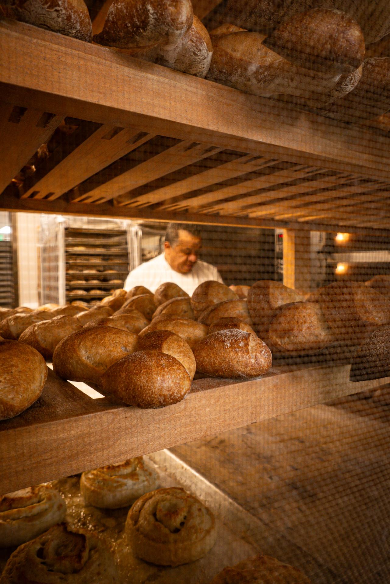Fachada de Bouchon Bakery y panes de masa madre recién horneados en Yountville